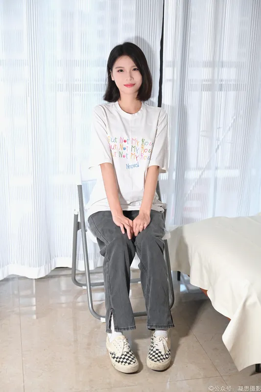 凝思摄影 No.042 小睿-T恤、短白袜、平底鞋 - 凝思摄影